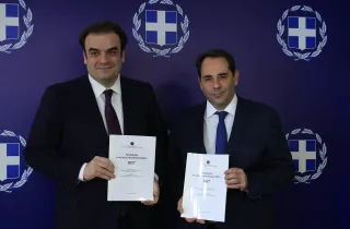 ο υπουργός Εθνικής Οικονομίας και Οικονομικών Κυριάκος Πιερρακάκης και ο υφυπουργός Θάνος Πετραλιάς