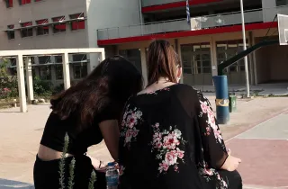 Ψυχολόγος μέλος ΕΕΠ σε σχολείο δίπλα σε μαθήτρια