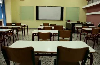 Αίθουσα με θρανία και καρέκλες