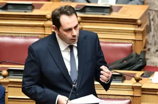 Ο υφυπουργός Εσωτερικών Θάνος Πετραλιάς στη Βουλή