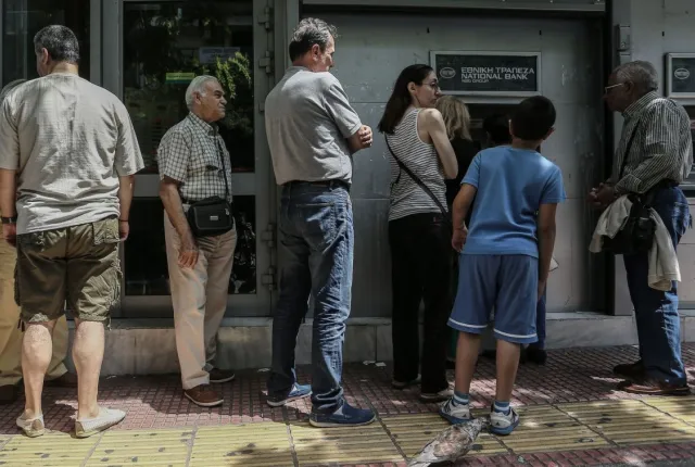 Κόσμος περιμένει σε ουρά τράπεζας για ανάληψη από ΑΤΜ