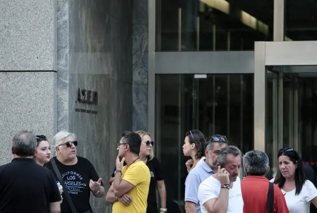 Κόσμος έξω από το κτήριο του ΑΣΕΠ