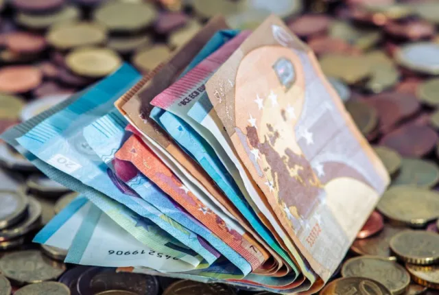 Σταδιακές πληρωμές σε χρήματα από τον ΕΦΚΑ για 25.000 εργαζόμενους συνταξιούχους