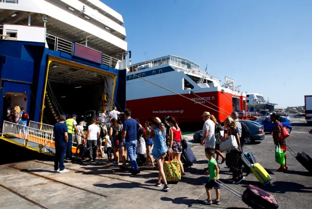Επιβίβαση τουριστών με βαλίτσες σε καράβι στον Πειραιά για διακοπές