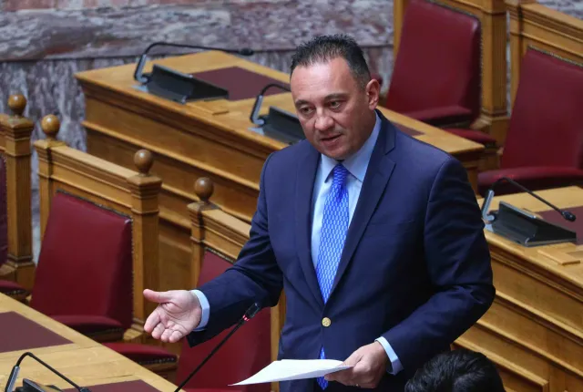 Ο υφυπουργός Παιδείας Κώστας Βλάσης στη Βουλή 