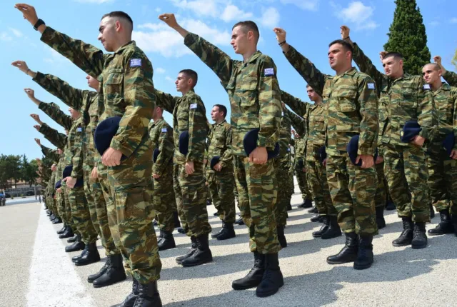 Στρατιώτες ορκίζονται στον στρατό