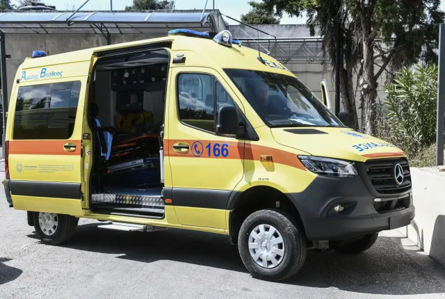 Ασθενοφόρο του ΕΚΑΒ με ανοιχτές πόρτες