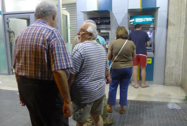 Συνταξιούχοι περιμένουν στην ουρά του ΑΤΜ για να πληρωθούν οι συντάξεις