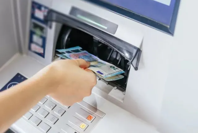 Χρήματα ευρώ σε μηχάνημα ΑΤΜ τράπεζας