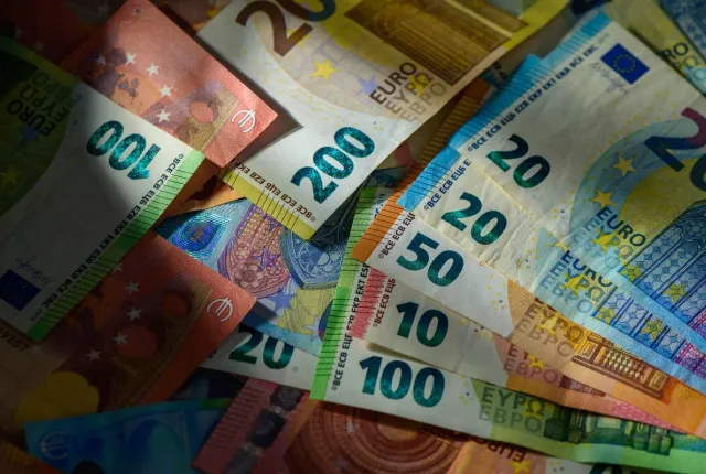 Χαρτονομίσματα ευρώ σε κοντινό πλάνο για τις πληρωμές συντάξεων και επιδομάτων e-ΕΦΚΑ και ΔΥΠΑ