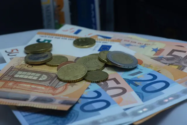 Χρήματα σε ευρώ, χαρτονομίσματα και κέρματα για την καταβολή και πληρωμή συντάξεων Ιουλίου