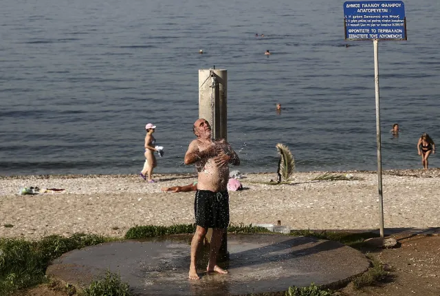 Nτους επί πληρωμή στις παραλίες: Ένα ευρώ για πέντε λεπτά νερού και έντονες αντιδράσεις