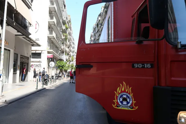 Όχημα της Πυροσβεστικής σε φωτιά σε διαμέρισμα στη Θεσσαλονίκη