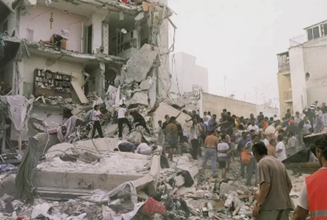 Κατεστραμμένα κτήρια από τον σεισμό του 1999 στην Αθήνα