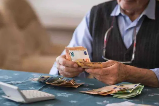 Συνταξιούχους υπολογίζει ευρώ σε χαρτονομίσματα με κομπιουτεράκι