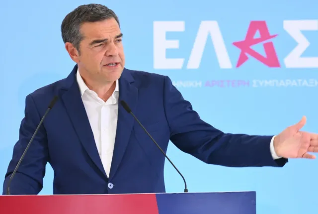 Ο Αλέξης Τσίπρας με φόντο λογότυπο της ΕΛΑΣ