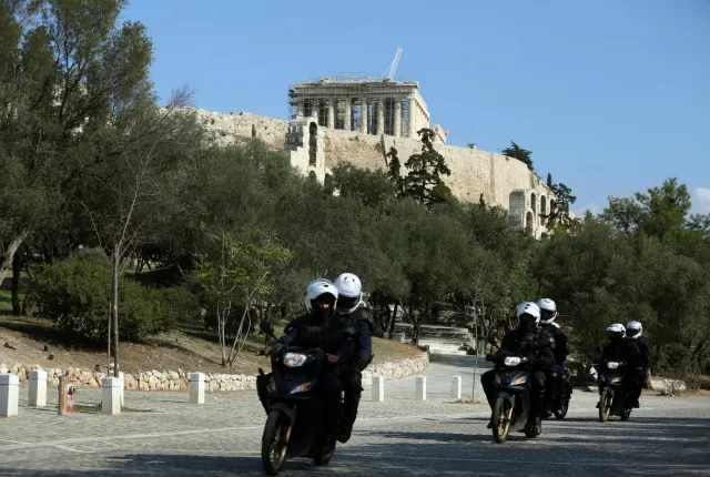 Αστυνομικοί της Ομάδας Δίας επάνω σε μηχανές κάτω από την Ακρόπολη