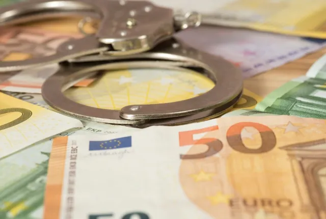 Χαρτονομίσματα ευρώ μαζί με χειροπέδες