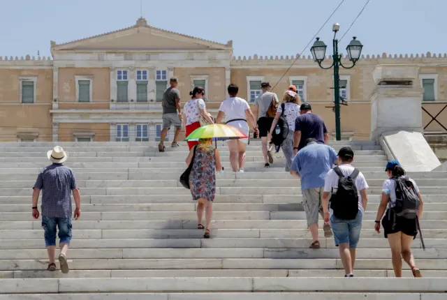 Πολίτες περπατούν στα σκαλιά του Συντάγματος εν μέσω καύσωνα