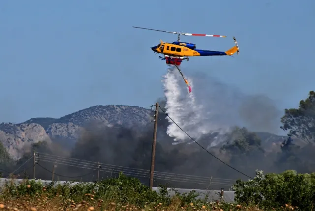 Πυροσβεστικό ελικόπτερο ρίχνει νερό σε φωτιά