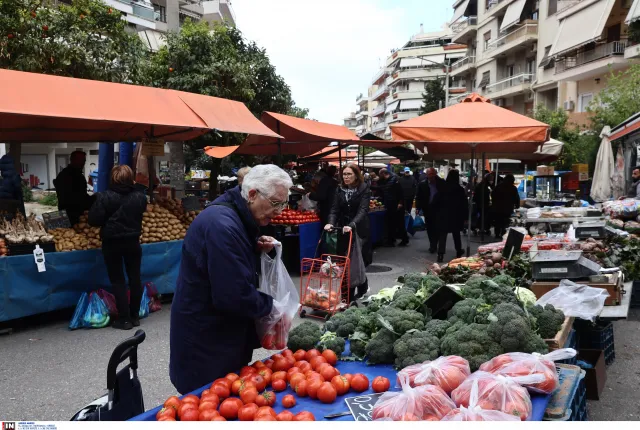 Συνταξιούχοι στη λαική αγορά 
