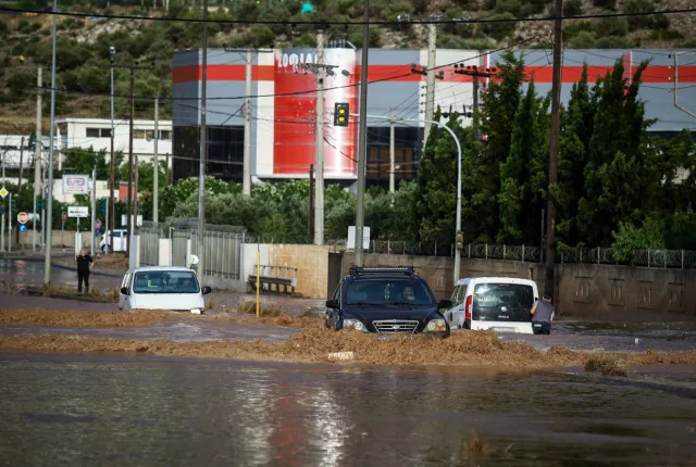 Η Λεωφόρος ΝΑΤΟ πλημμύρισε με αποτέλεσμα να εγκλωβιστούν δεκάδες οδηγοί