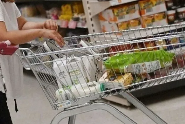 Γυναίκα ψωνίζει με καρότσι σε σούπερ μάρκετ αφού πήρε το voucher Market Pass