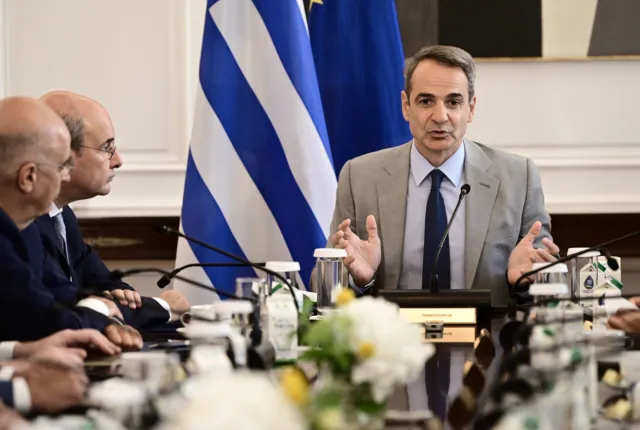 Ο πρωθυπουργός Κυριάκος Μητσοτάκης μιλάει σε υπουργούς στο Υπουργικό Συμβούλιο