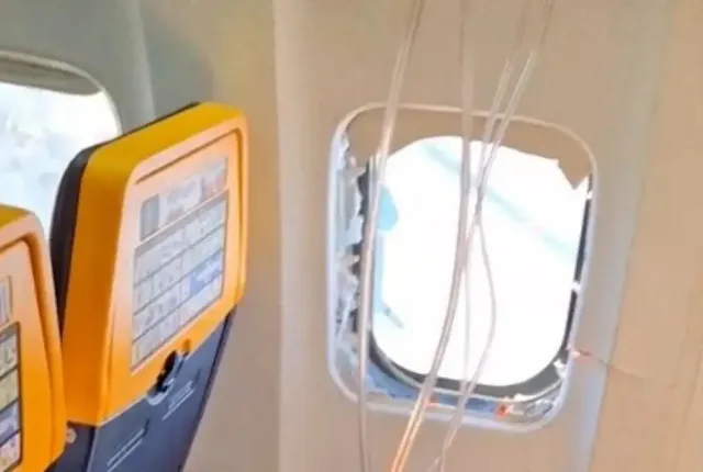 Το σπασμένο παράθυρο σε πτήση της RyanAir από τη Θεσσαλονίκη