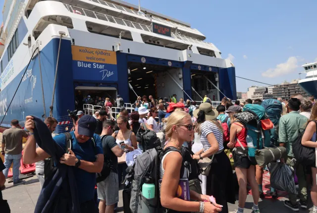 Αίρεται το απαγορευτικό απόπλου από τα λιμάνια
