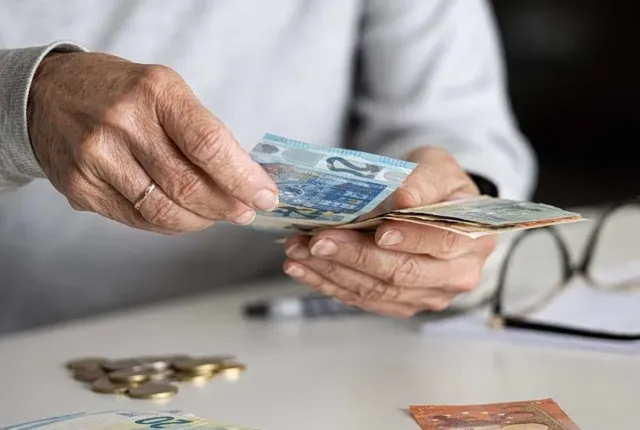 Συνταξιούχος μετράει ευρώ αφού πήρε τη σύνταξη Αυγούστου 2026