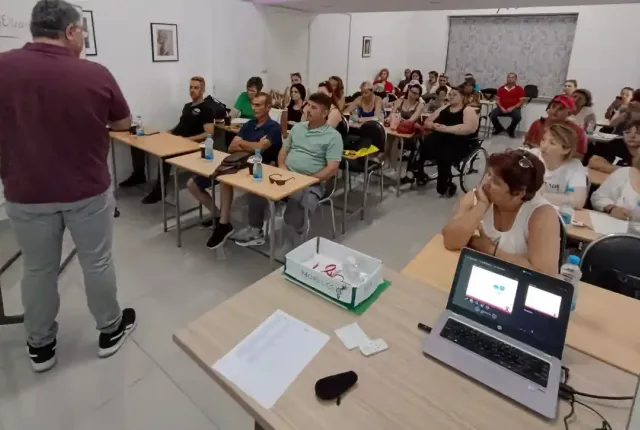 Εκπαιδευτικός κάνει μάθημα σε Σχολείο Δεύτερης Ευκαιρίας (ΣΔΕ)