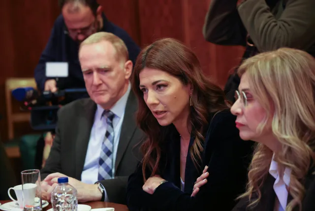 Η Πρύτανης της Ανώτατης Σχολής Καλών Τεχνών Ερατώ Χατζησάββα με την υπουργό Παιδείας Σοφία Ζαχαράκη
