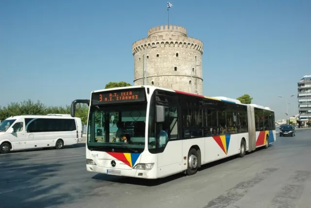 Λεωφορείο του ΟΑΣΘ με φόντο τον Λευκό Πύργο