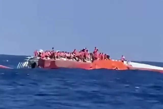 Επιβάτες του πλοίου που βυθίζεται στην Κύπρο κάθονται επάνω στο καράβι 