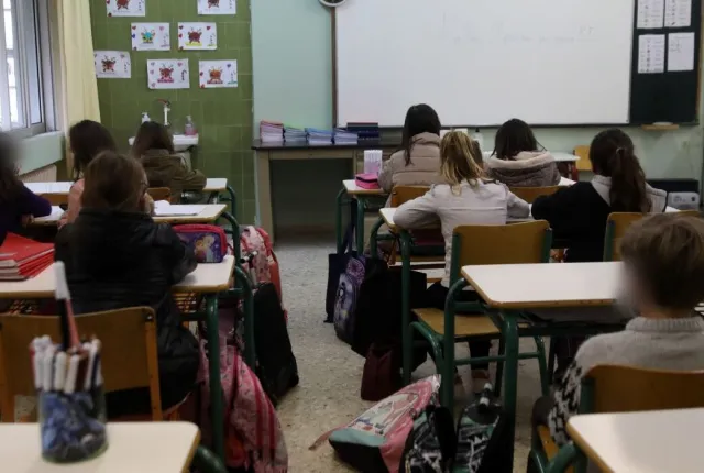 Μαθητές κάνουν μάθημα σε τάξη για το Διεθνές Απολυτήριο 2026-2027