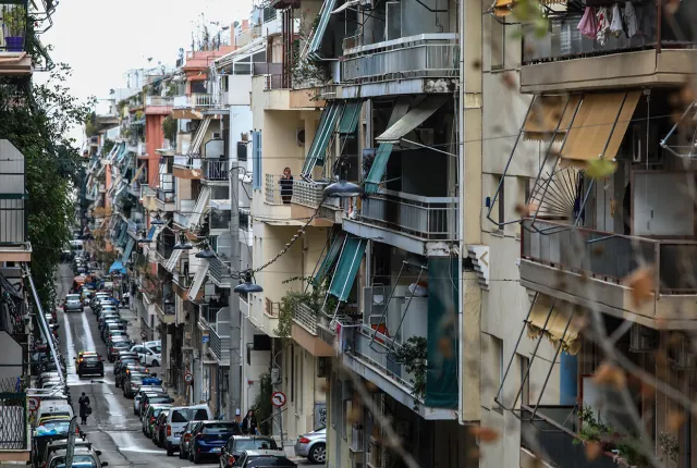 Δρόμος με ακίνητα και σπίτια σε πόλη