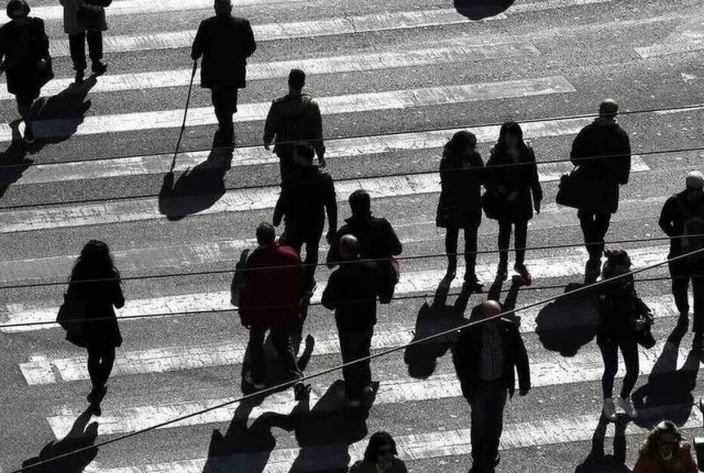 Κόσμος περπατάει σε δρόμο