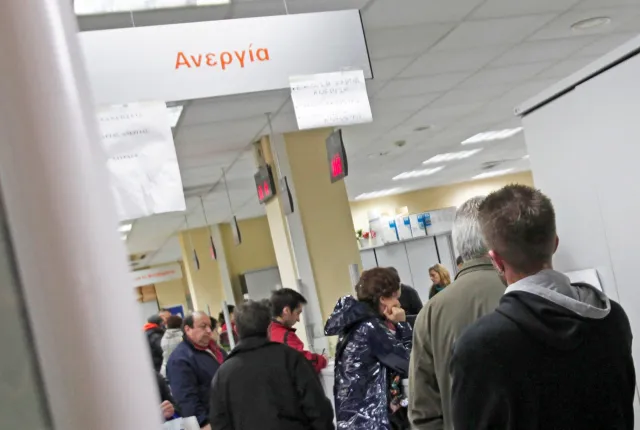 Άνεργοι περιμένουν στην ουρά στον ΟΑΕΔ (ΔΥΠΑ) για το επίδομα ανεργίας