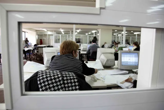 Δημόσιοι υπάλληλοι στην εργασία τους σε υπολογιστές