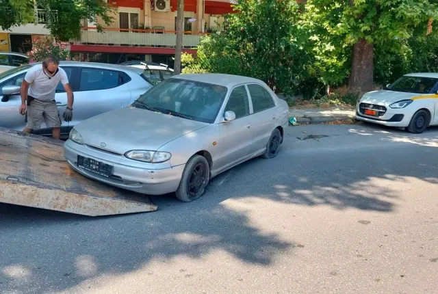 Εγκαταλελειμμένo αυτοκίνητο