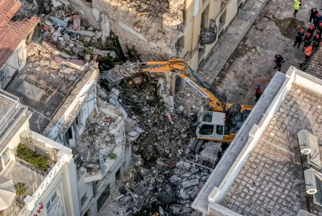 Η πολυκατοικία στην Πλάκα που κατέρρευσε 