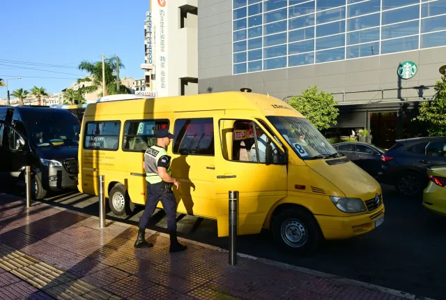 Αστυνομικός κάνει έλεγχο σε κίτρινο σχολικό λεωφορείο