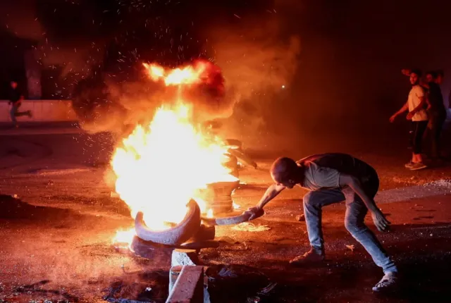 Άνδρας στη Συρία βάζει φωτιά σε διαμαρτυρία για τις τιμές στα καύσιμα και την ακρίβεια