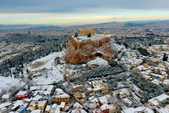 Χιόνια πάνω από την Ακρόπολη στην Αθήνα