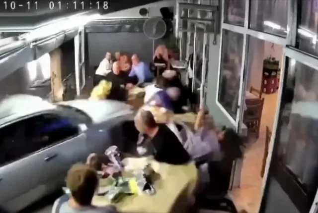 Μεθυσμένος οδηγός πέφτει πάνω σε τραπέζια σε ταβέρνα στη Θεσσαλονίκη