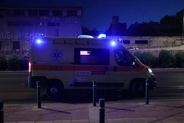ΕΚΑΒ πάει να παραλάβει νεκρή γυναίκα στη Θεσσαλονίκη