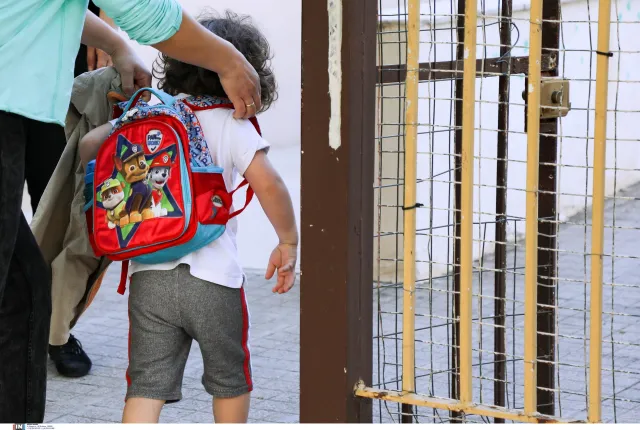 Παιδί με τσάντα μπαίνει σε παιδικό σταθμό