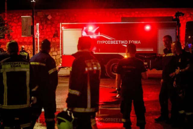 Πυροσβεστική με αναμμένες σειρήνες σε κάτασβεση φωτιάς στις Σέρρες