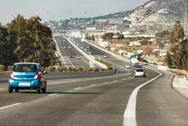 Αυτοκίνητα κινούνται σε Εθνικό Οδό της Ελλάδας